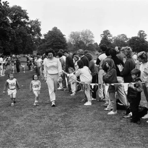 Family fun run in Prospect Park, Reading. 8th June 1986