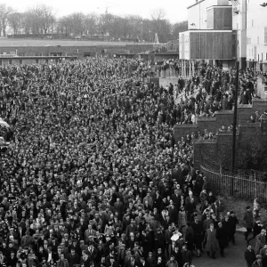 Los aficionados fuera del estadio St James Park, Newcastle United, Newcastle upon Tyne.