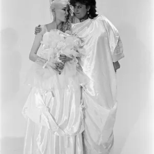 La moda de la comediante Dawn French. Dawn está haciendo su propia cosa con un vestido de novia.