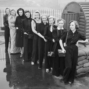 Moda (Para uso en ataques aéreos). Mostrada por mujeres de una tienda de Birmingham.