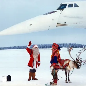Papá Noel y sus renos saludan a Concorde al llegar a Rovaniemi In. Papá Noel y sus renos saludan a Concorde al llegar a Rovaniemi In.