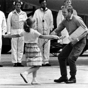 A FATHER IS REUNITED WITH HIS DAUGHTER AFTER RETURNING FROM THE FALKLANDS WAR - 1982 A FATHER IS REUNITED WITH HIS DAUGHTER AFTER RETURNING FROM THE FALKLANDS WAR - 1982