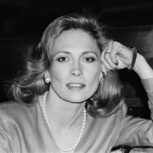 Faye Dunaway est prévue pour jouer dans une pièce au Wyndham Theatre de Londres. 17 juillet 1986.
