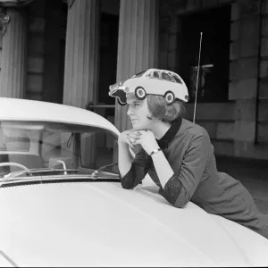 Frais de 75 livres pour en ligne et 150 livres pour l'impression Mlle Patricia McKenzie, 22.