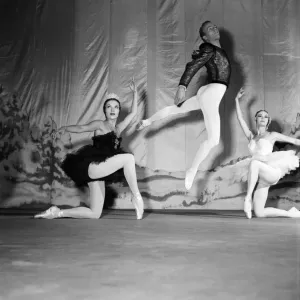 Festival Ballet. John Gilpin, Sonia Arova, Belinda Wright in Lac de Cygne Festival Ballet. John Gilpin, Sonia Arova, Belinda Wright in Lac de Cygne