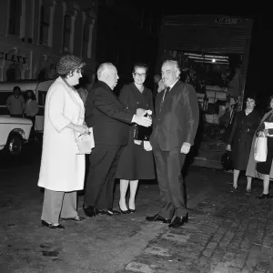 Le réalisateur de cinéma Alfred Hitchcock disant au revoir à Grace Kelly. Le réalisateur de cinéma Alfred Hitchcock disant au revoir à Grace Kelly.