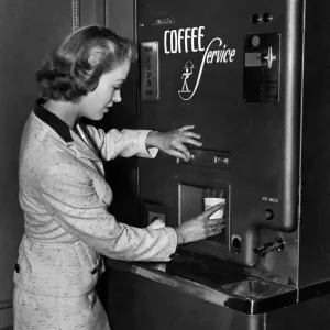 L'actrice de cinéma Patricia Dainton sélectionne la quantité exacte de lait et de sucre dont elle a besoin.