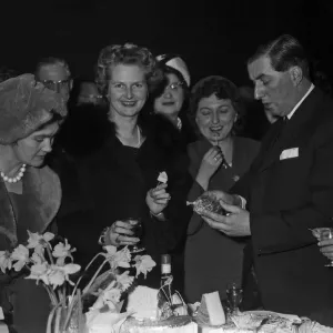 El diputado de Finchley Margaret Thatcher visto aquí asistiendo a un conservador del sur de Coventry. El diputado de Finchley Margaret Thatcher visto aquí asistiendo a un conservador del sur de Coventry.