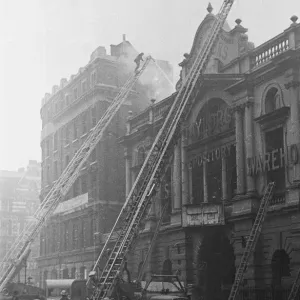 Los equipos de bomberos, la policía y los agentes ARP ayudan a salvar muebles de propiedades cerca. Los equipos de bomberos, la policía y los agentes ARP ayudan a salvar muebles de propiedades cerca.