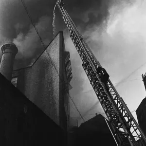 Los bomberos y los trabajadores de emergencia luchan contra un incendio en Brown Brothers, Great Eastern Street. Los bomberos y los trabajadores de emergencia luchan contra un incendio en Brown Brothers, Great Eastern Street.