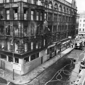 Incendio en A & H Ltd, fábrica de ropa, King Street, cerca de Glasgow Cross, junio 1977.