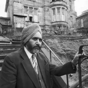 Incendio en el Templo Sikh, marzo 1981. Secretario General del Templo Gurder Virhia fuera.