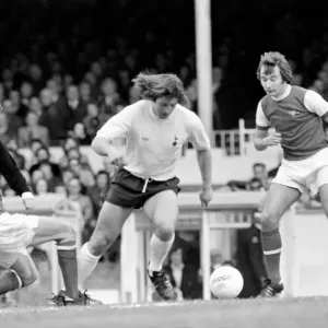 Football: Arsenal (1) vs. Tottenham Hotspur (0). April 1977 77-02053-059
