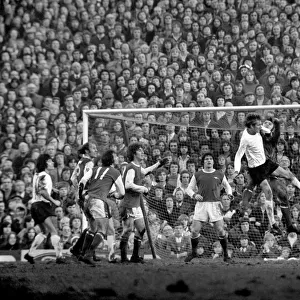 Football: Arsenal F. C. (2) vs. Liverpool F. C. (0). February 1975 75-00618-040