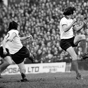 Football: Aston Villa F. C. (2) vs. Manchester United F. C. (0). February 1975 75-01047-063