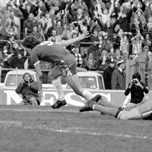Football: Chelsea (2) vs. Luton (0). April 1977 77-02023-018