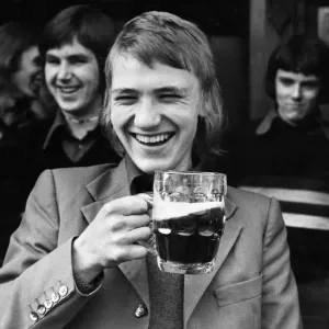 Il tifoso di calcio Paul Morgan si diverte a bere una pinta di birra prima di andare a vedere la sua squadra. Il tifoso di calcio Paul Morgan si diverte a bere una pinta di birra prima di andare a vedere la sua squadra.