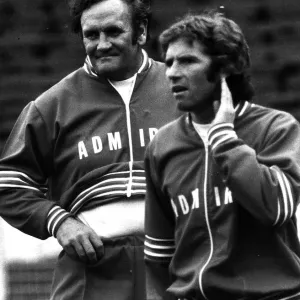 Le manager de football Don Revie avec Alan Ball la main à l'oreille portant un survêtement 1977. Le manager de football Don Revie avec Alan Ball la main à l'oreille portant un survêtement 1977.