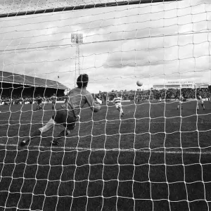 Football match, Reading v Swindon Town. Final score 4-1 to Reading. League Division Three Football match, Reading v Swindon Town. Final score 4-1 to Reading. League Division Three