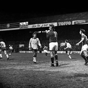 Football: Norwich F. C. (1) v. Manchester United F. C. (0). January 1975 75-00414-025