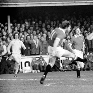 Football: Oxford United vs. Manchester United. February 1975 75-00765-024