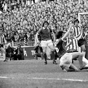 Football: Southampton vs. Manchester United. February 1975 75-00765-035