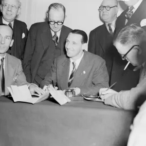 Football Tommy Lawton signs for Brentford FC 15 / 3 / 1952 C1328 / 1
