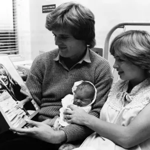 Calciatore Gordon McQueen con la moglie Yvonne e loro figlia neonata Hayley McQueen.