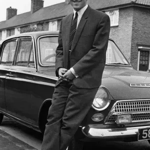 Le footballeur Terry Venables en route pour son travail en utilisant les transports publics à Londres. Le footballeur Terry Venables en route pour son travail en utilisant les transports publics à Londres.