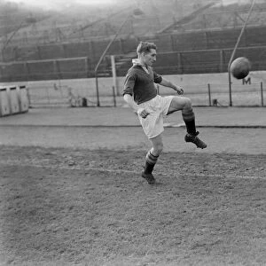 Footballl Roy Bentley of Chelsea, seen here training. 1 / 1 / 1951 B316 / 6