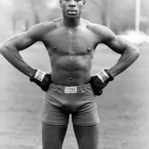 Frank Bruno qui combat pour le titre poids lourd A. B. à Wembly demain vu s'entraîner près.