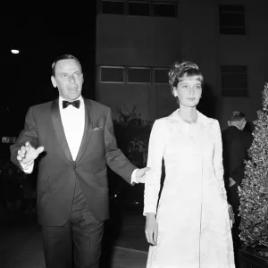 Frank Sinatra y Mia Farrow asisten a una cena de fiesta de celebridades para los invitados de honor.