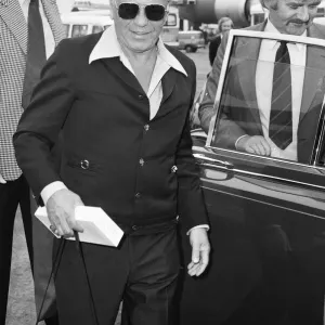 Frank Sinatra at Heathrow, 25th September 1979 Print (00303)