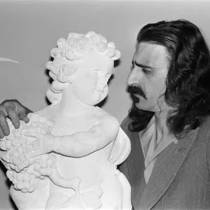 Frank Zappa. Musico americano. In foto all'Hotel Dorchester a Londra. Frank Zappa. Musico americano. In foto all'Hotel Dorchester a Londra.