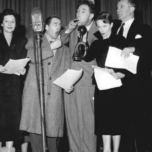 Frankie Howerd mit Norman Wisdom, Joan Greenwood und Eric Porter im Tonstudio für eine Komödedreh Frankie Howerd mit Norman Wisdom, Joan Greenwood und Eric Porter im Tonstudio für eine Komödedreh