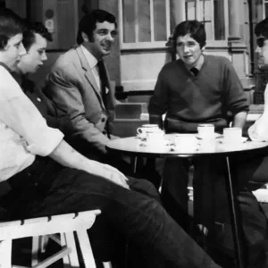 Frankie Vaughan talks with four Glasgow gang leaders who later pledged to end the gangs Frankie Vaughan talks with four Glasgow gang leaders who later pledged to end the gangs