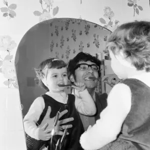 Freddie Garrity at Home with Daughter, 24th May 1967 Print