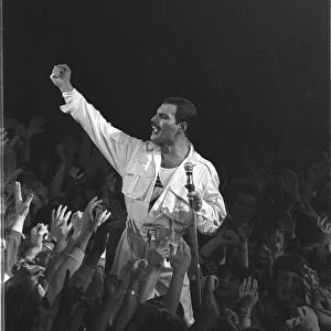 FREDDIE MERCURY DURING A QUEEN CONCERT - MAY 86