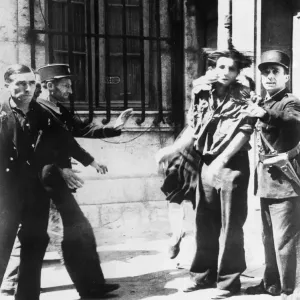 Una mujer francesa golpea a un agente de la Gestapo capturado que fue la causa de su esposo.