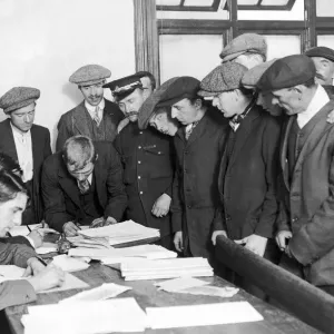 Friends joining up at the beginning of the First World War Friends joining up at the beginning of the First World War