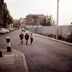 Des amis jouant dans la rue Rotherhithe à l'est de Londres le 12 mars 1967. Des amis jouant dans la rue Rotherhithe à l'est de Londres le 12 mars 1967.