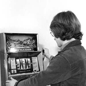 Fruit machines / Arcades / Amusements / Gambling. January 1975 75-00158-003