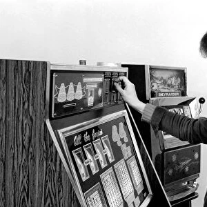 Fruit machines / Arcades / Amusements / Gambling. January 1975 75-00158-002