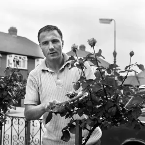 Fulham et le footballeur anglais George Cohen tente sa chance dans quelques tâches ménagères chez.