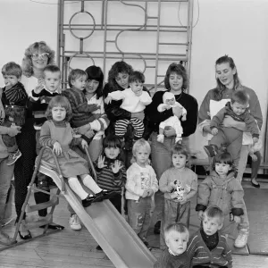 Es hora de juegos... Los miembros del grupo madres y bebés de Golcar St Johns han dado 100. Es hora de juegos... Los miembros del grupo madres y bebés de Golcar St Johns han dado 100.
