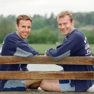 Gareth Southgate und Alan Shearer wurden während des Trainings für die englische Fußballnationalmannschaft fotografiert. Gareth Southgate und Alan Shearer wurden während des Trainings für die englische Fußballnationalmannschaft fotografiert.