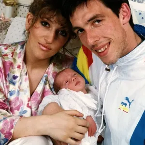 Gary Ablett de Liverpool con su esposa Debbie y su hijo bebé Frazer Dbase. Gary Ablett de Liverpool con su esposa Debbie y su hijo bebé Frazer Dbase.