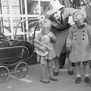 Gas mask distribution in Birmingham October 1939