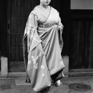 Muchacha geisha, Katsuno, fotografiada fuera de su Casa Geisha en Kyoto, Japón, 8 de marzo de 1982.