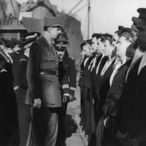 Weniger bekannt als General Charles de Gaulle, wird hier in einem Besuch und einer Inspektion an Bord eines Zerstörers gesehen. Weniger bekannt als General Charles de Gaulle, wird hier in einem Besuch und einer Inspektion an Bord eines Zerstörers gesehen.